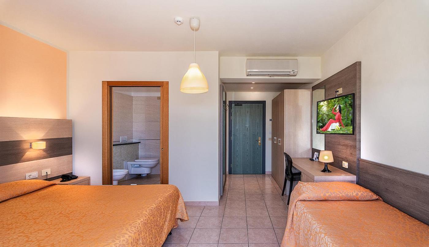 Hotel Dei Tigli Lido di Camaiore Buitenkant foto